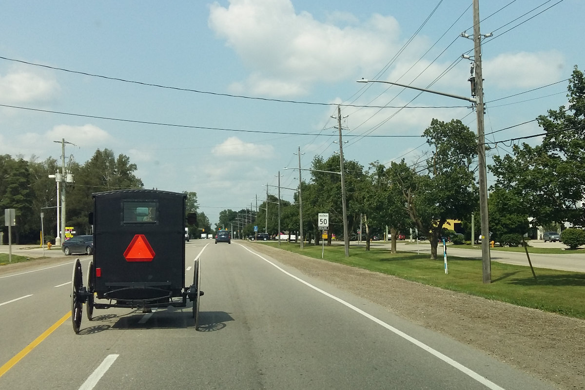 Wóż menonicki, Ontario, Kanada Wóż menonicki z przepisowym odblaskiem, Ontario, Kanada