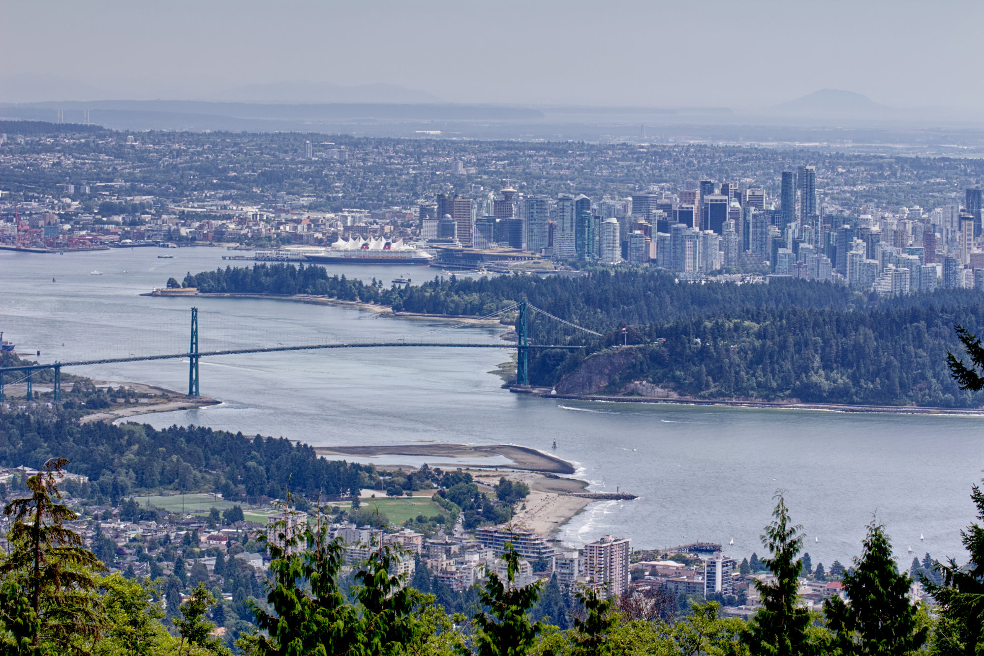 Vancouver i The Lion Bridge Vancouver i The Lion Bridge widziane z punktu widokowego nad miastem